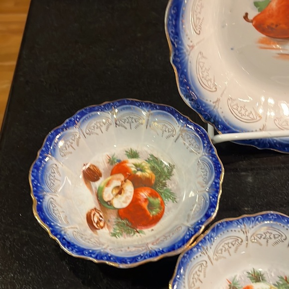 Vintage Flow Blue Bowl with 6 matching fruit bowls. Gold trim and fruit motif. - Picture 6 of 16